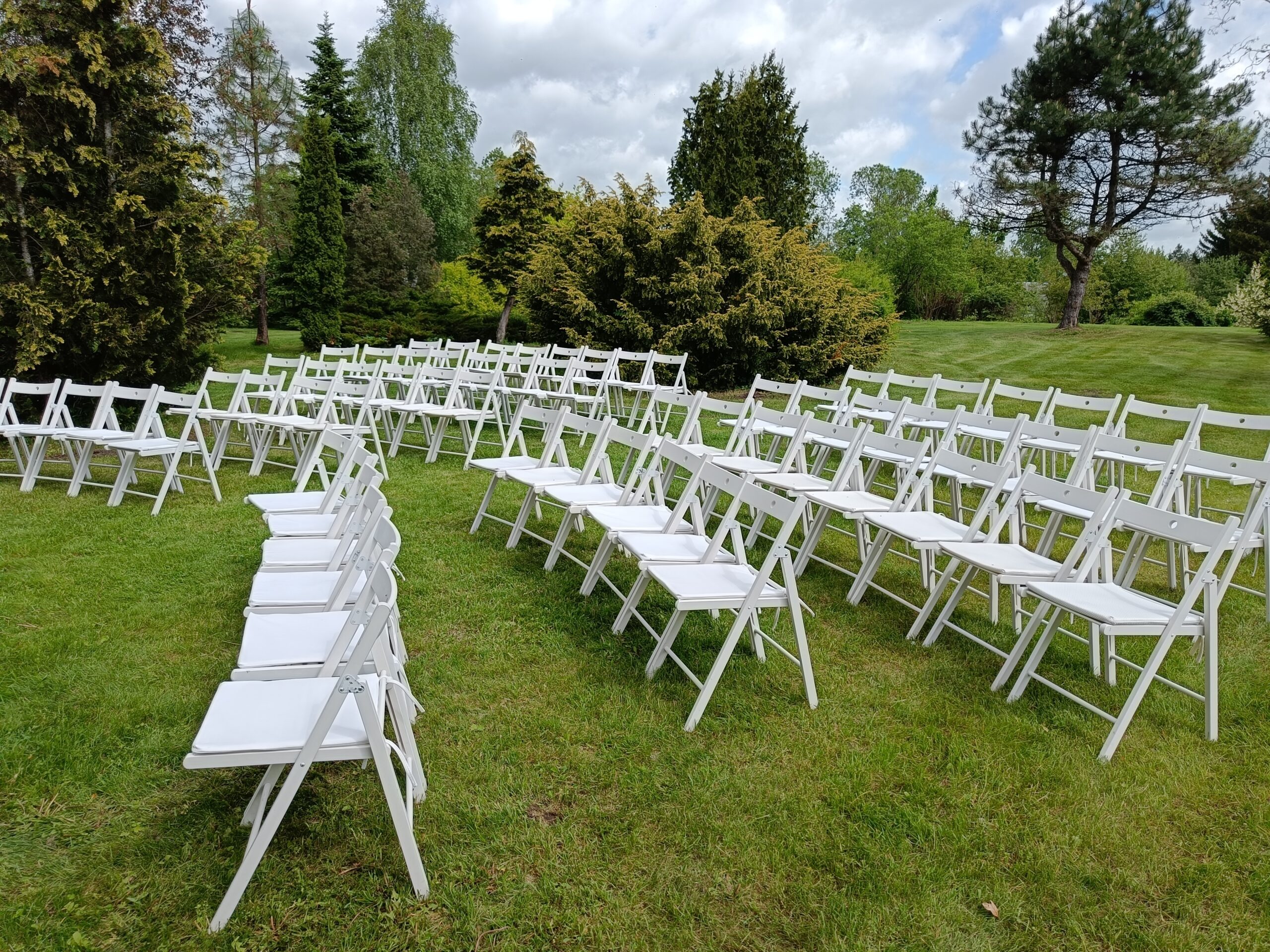 Baltos medinės kėdės